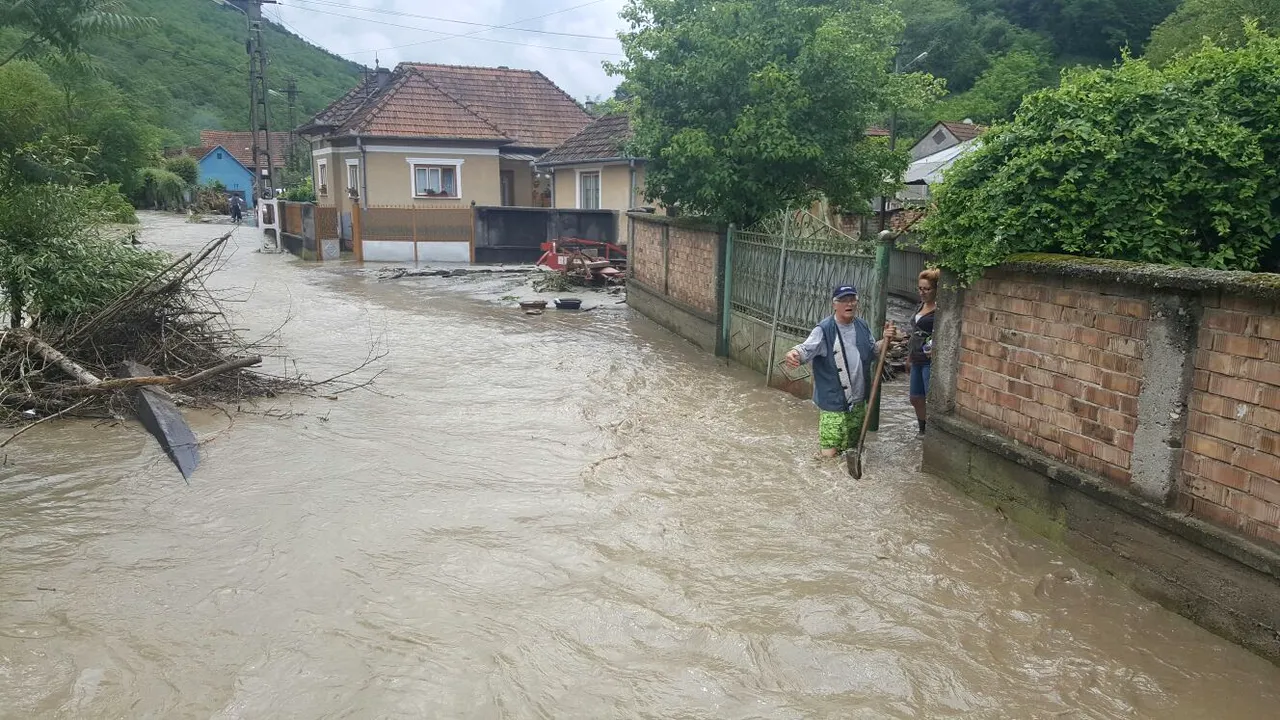 Ploaie torenţială în judeţul Hunedoara: 25 de gospodării din localitatea Săcămaş au fost inundate - GALERIE FOTO