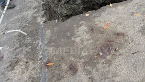 O autoutilitară a căzut într-o groapă formată în asfalt, în centrul oraşului canadian Ottawa - FOTO/VIDEO