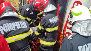 Accident grav pe E85. Șofer de TIR, scos încarcerat din cabină după ce s-a răsturnat cu autotrenul