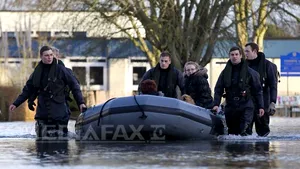 David Cameron cere ajutorul UE pentru a face faţă intemperiilor din Marea Britanie