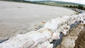 Debitul Siretului, în creştere în urma deversării controlate din acumularea Călimăneşti