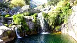 În Islanda? Nu, în Spania: piscina naturală ascunsă în munți, cu o cascadă spectaculoasă