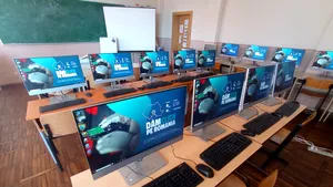 Şcolile care au nevoie de calculatoare se pot înscrie până pe 2 octombrie în al doilea apel al programului Dăm Click pe România 2023

