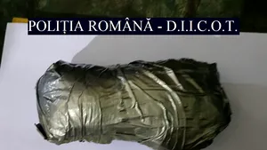 FOTO: Bărbat prins în flagrant, pe Autostrada Soarelui, cu droguri în maşină. Ce au găsit oamenii legii în urma controlului