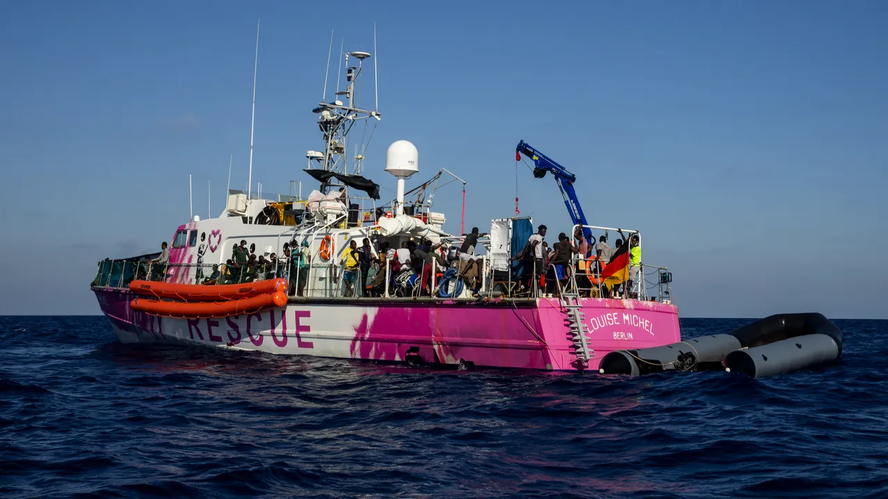Autorităţile italiene reţin o ambarcaţiune de salvare a migranţilor finanţată de Banksy