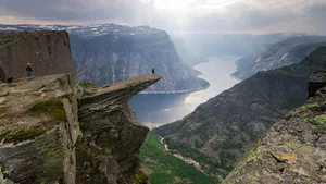 Unul dintre cele mai înfricoşătoare peisaje din lume: Trolltunga, fotografii pe marginea prăpastiei - GALERIE FOTO