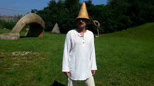 Cluj: Un artist plastic merge pe jos până la Londra, supărat că operele sale nu sunt puse în valoare - FOTO