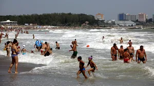 Meteorologii anunţă vreme caniculară în weekend. Sunt aşteptate temperaturi de până la 36 grade/ Cum va fi vremea pe litoral