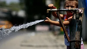 Canicula din Bucureşti, greu de suportat. Calitatea apei puţinelor cişmele este garantată public 