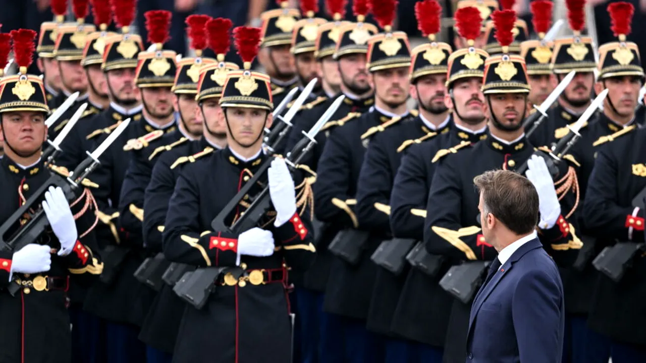 Macron ar urma să introducă serviciul militar voluntar în Franța, pe fondul amenințării Rusiei