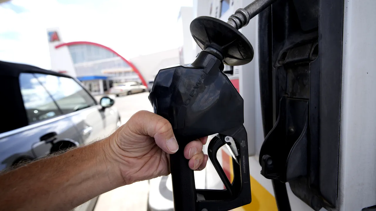 Greve la rafinăriile din Franţa. Guvernul nu intenţionează să raţionalizeze benzina