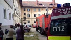 Locatarii unui bloc din Ştefăneşti, evacuaţi după ce într-un apartament a izbucnit un incendiu - FOTO
