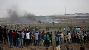 Israelul a atacat poziţii din Fâşia Gaza, după violenţe produse la graniţă, soldate cu zeci de răniţi 