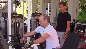 INEDIT: Putin şi Medvedev, filmaţi în timp ce fac împreună exerciţii la sala de fitness - VIDEO