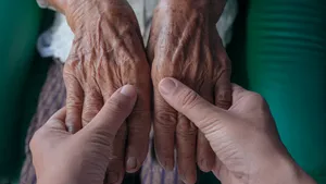 Demența ucide mai rapid decât se aștepta: 68.000 de decese în Anglia în 2025
