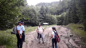 Doi turişti, soţ şi soţie, rătăciţi în Munţii Buzăului, recuperaţi de jandarmi după două ore | FOTO