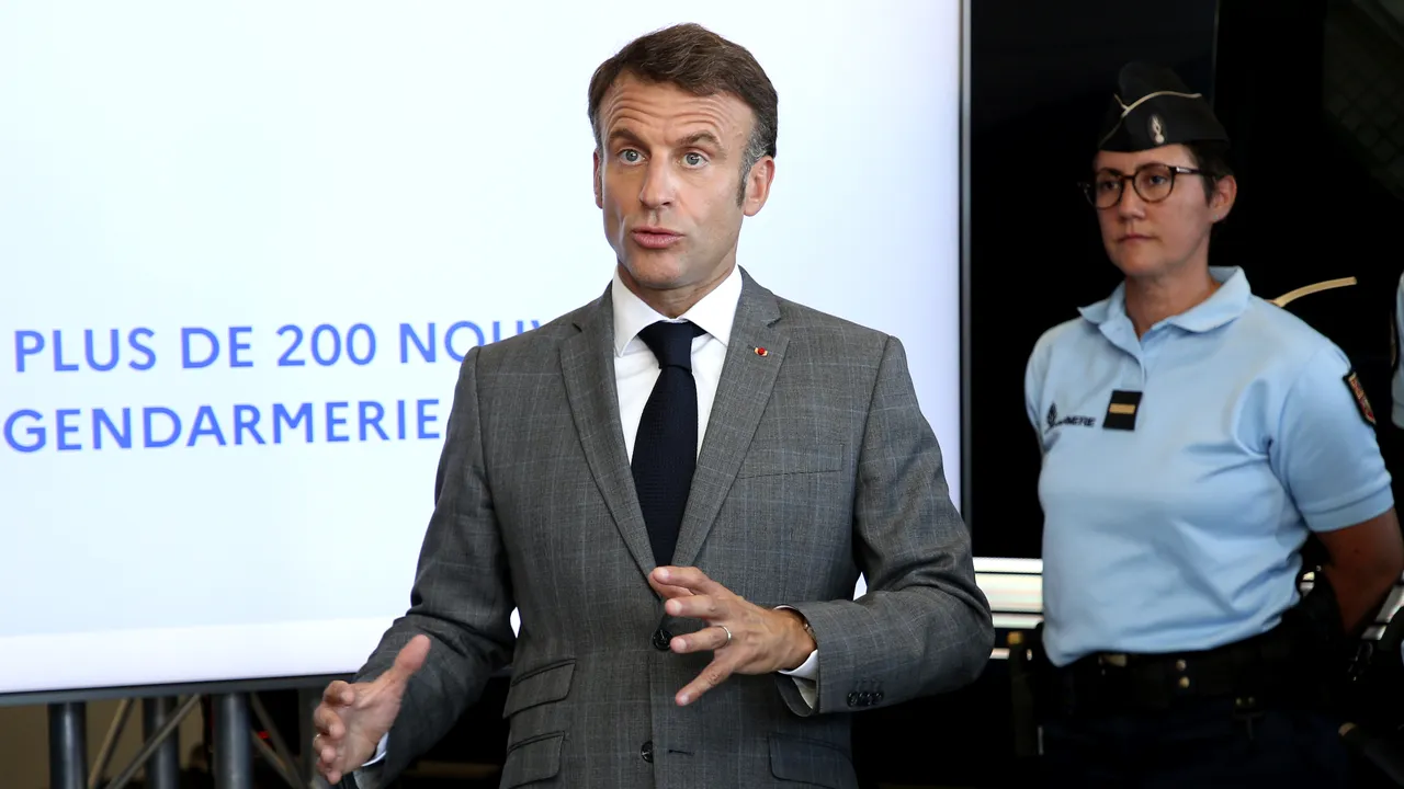 Macron a vorbit cu premierul Belgiei după atacul terorist din Bruxelles. Suspectul este încă liber