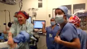 Înregistrarea video a unei femei care dansează înainte de o mastectomie face senzaţie pe internet - VIDEO