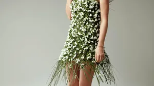 Un master florist internaţional a creat o rochie din 5.000 de ghiocei. „Primăvara este anotimpul preferat al floriştilor”