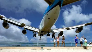 Plaja unde avioanele aterizează şi decolează pe deasupra capetelor turiştilor - GALERIE FOTO