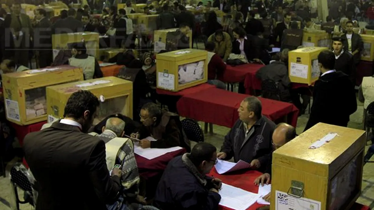 Egiptenii se întorc la vot, după cinci zile de violenţe la Cairo