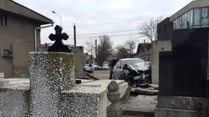 O bucată din zidul unui cimitir din Timişoara, dărâmată de un şofer