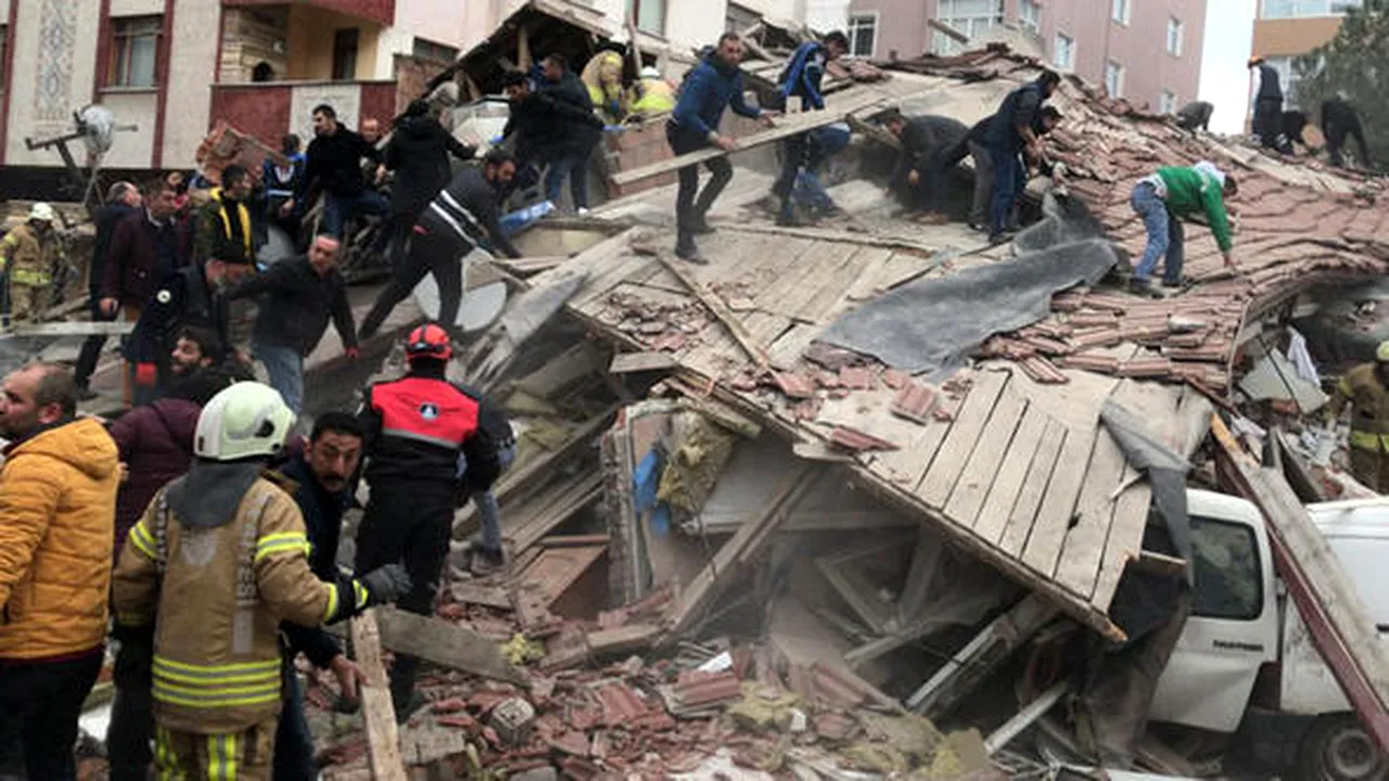 Cel puţin doi morţi şi mai mulţi dispăruţi după prăbuşirea unui bloc din Istanbul | VIDEO