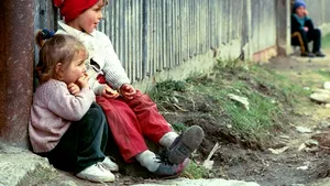 Două ONG-uri cer simplificarea adopţiei invocând numărul mic de copii adoptaţi şi rata abandonului