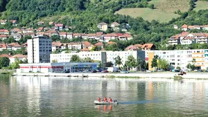 Circulaţia pe Dunăre, blocată în zona Portului Drobeta Severin după ce ecluza sârbească s-a defectat