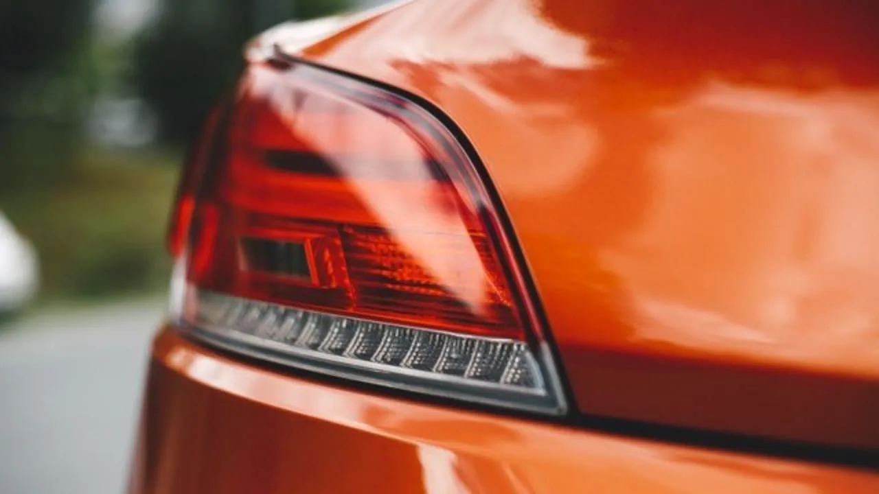 A fost creată vopseaua inteligentă: vehiculele se repară singure după zgârieturi graţie luminii solare

