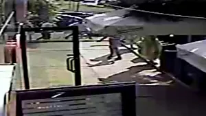 Craiova: Tânăr la spital după ce a fost atacat pe stradă de mai mulţi bărbaţi - VIDEO