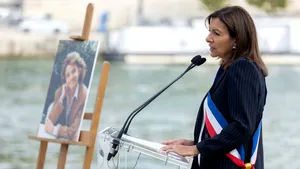 Se încinge cursa prezidenţială din Franţa. Primarul Parisului intră în cursă contra lui Emmanuel Macron şi Marine Le Pen