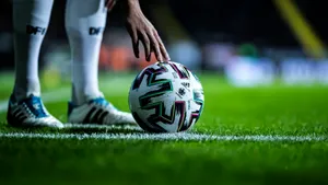 Primăria Capitalei spune că iluminatul festiv din acest an celebrează statutul de oraş gazdă al Euro 2020