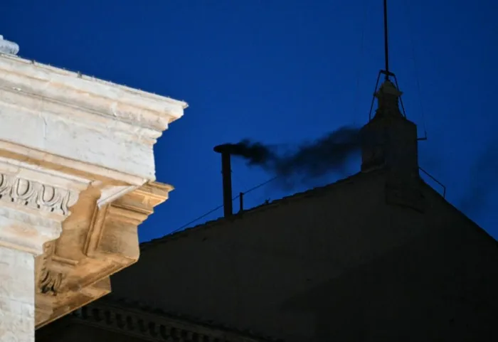 Conclav: Fum negru la Vatican. Noul Suveran Pontif nu a fost ales după primul vot / Istoria și regulile conclavului