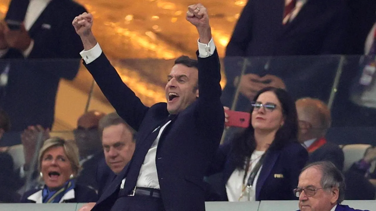 Macron a fluturat pumnii în aer, la semifinala Franţa-Maroc