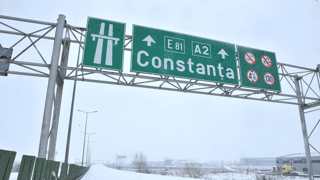 Starea drumurilor. Ninge pe Autostrada Soarelui, o parte a carosabilului este acoperită de zăpadă