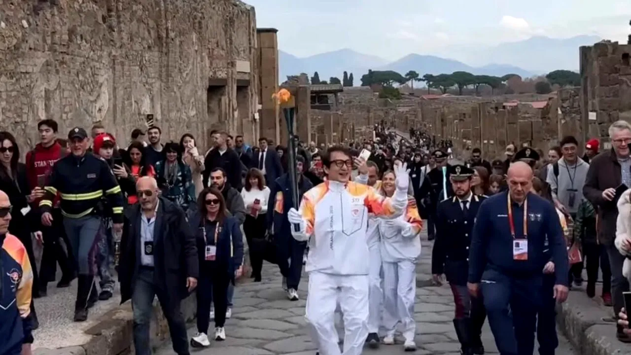 Jackie Chan a purtat flacăra olimpică prin ruinele orașului Pompeii