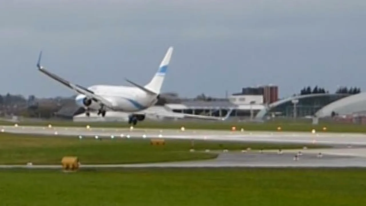 MOMENTUL în care vântul extrem împiedică un avion de pasageri să aterizeze la Salzburg. Aeronava, redirecţionată spre un alt aeroport | VIDEO