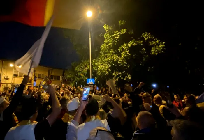 NEWS ALERT Crește numărul protestatarilor. Aproximativ 1.000 de oameni sunt în fața sediului Arestului Central