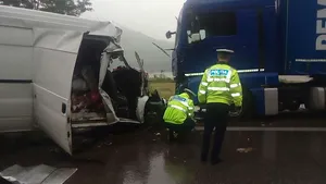 FOTO | ACCIDENT GRAV pe Valea Oltului. Trei persoane au murit. Circulaţia pe DN 7, reluată/ Două tinere din Pakistan, printre victime