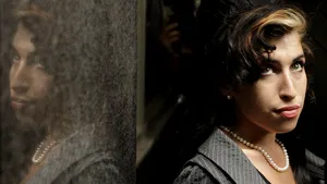 Un autoportret de Amy Winehouse, pictat cu propriul sânge, expus de Pete Doherty