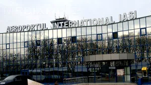 Aeroportul din Iaşi, închis din cauza vântului puternic, a redevenit operaţional. Traficul rutier, blocat în continuare pe 19 drumuri judeţene 
