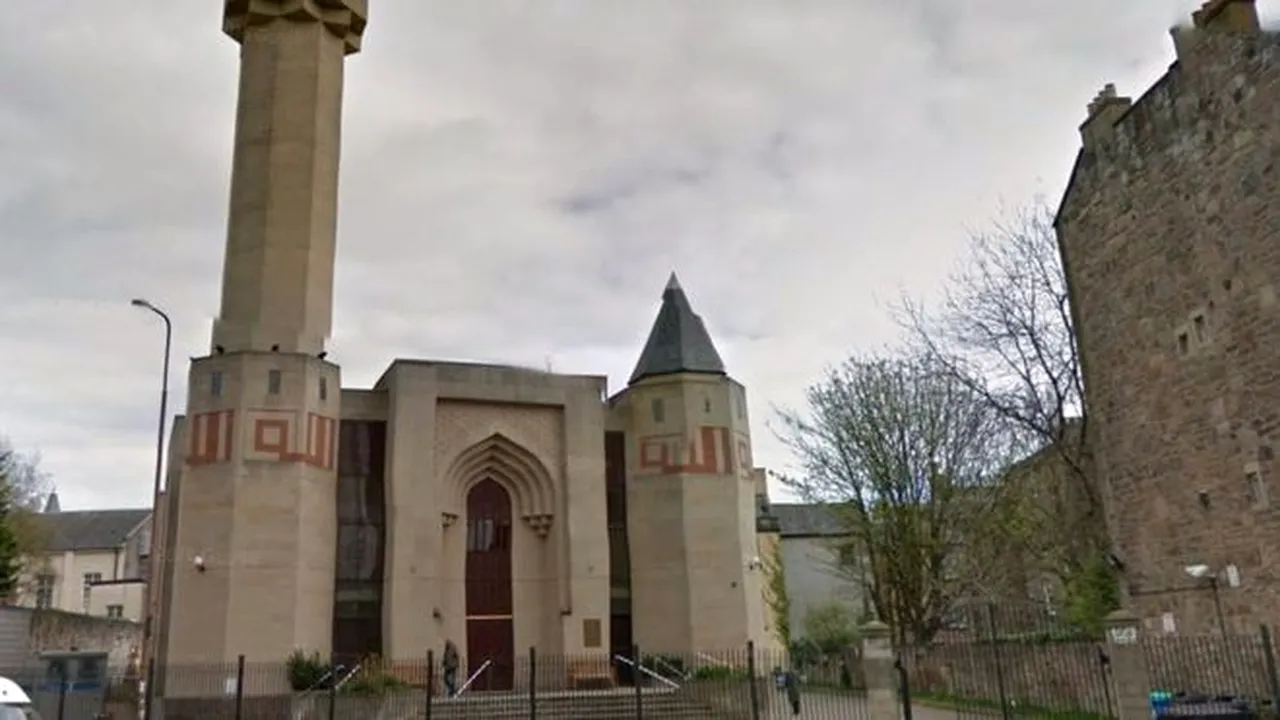 Indivizi rămaşi neidentificaţi au atacat o moschee din Scoţia, declanşând un incendiu - FOTO 
