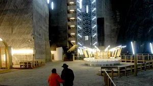 Proiecţie de film într-un amfiteatru din Salina Turda, aflat la o adâncime de 80 de metri