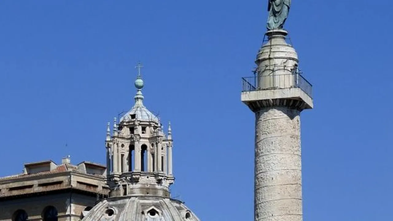 Columna lui Traian a fost iluminată în culorile drapelului României, cu ocazia primei vizite oficiale de stat a unui preşedinte român în ultimii 45 de ani | VIDEO