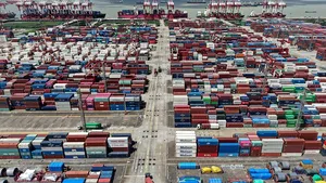 China își consolidează statutul de fabrică a lumii: excedent comercial record