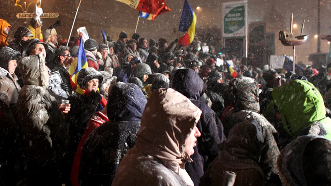 A 14-A ZI DE PROTESTE ÎN CAPITALĂ: Aproape o sută de manifestanţi s-au adunat în Piaţa Universităţii