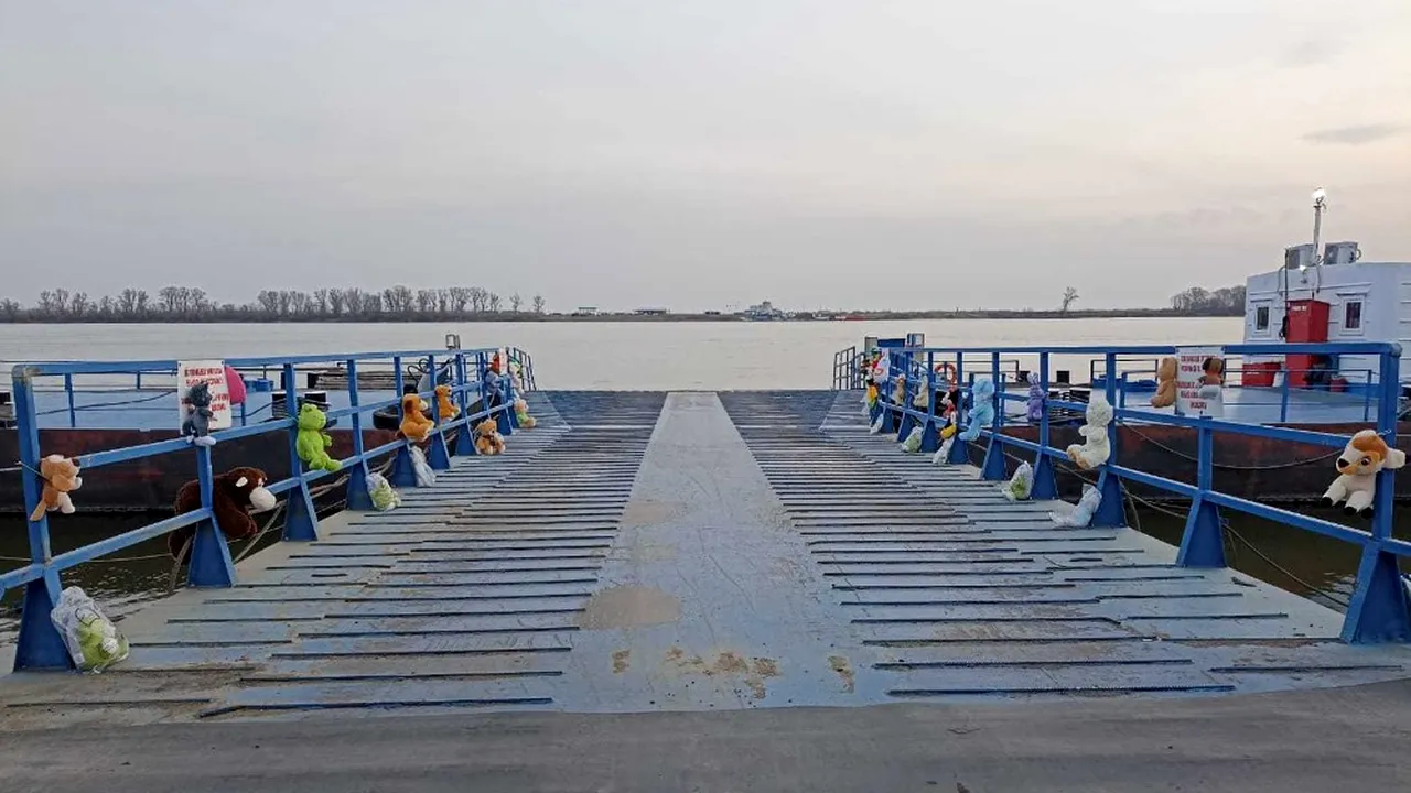 Surpriză făcută de poliţiştii de frontieră pentru copiii refugiaţi din Ucraina: un ponton cu jucării la Isaccea