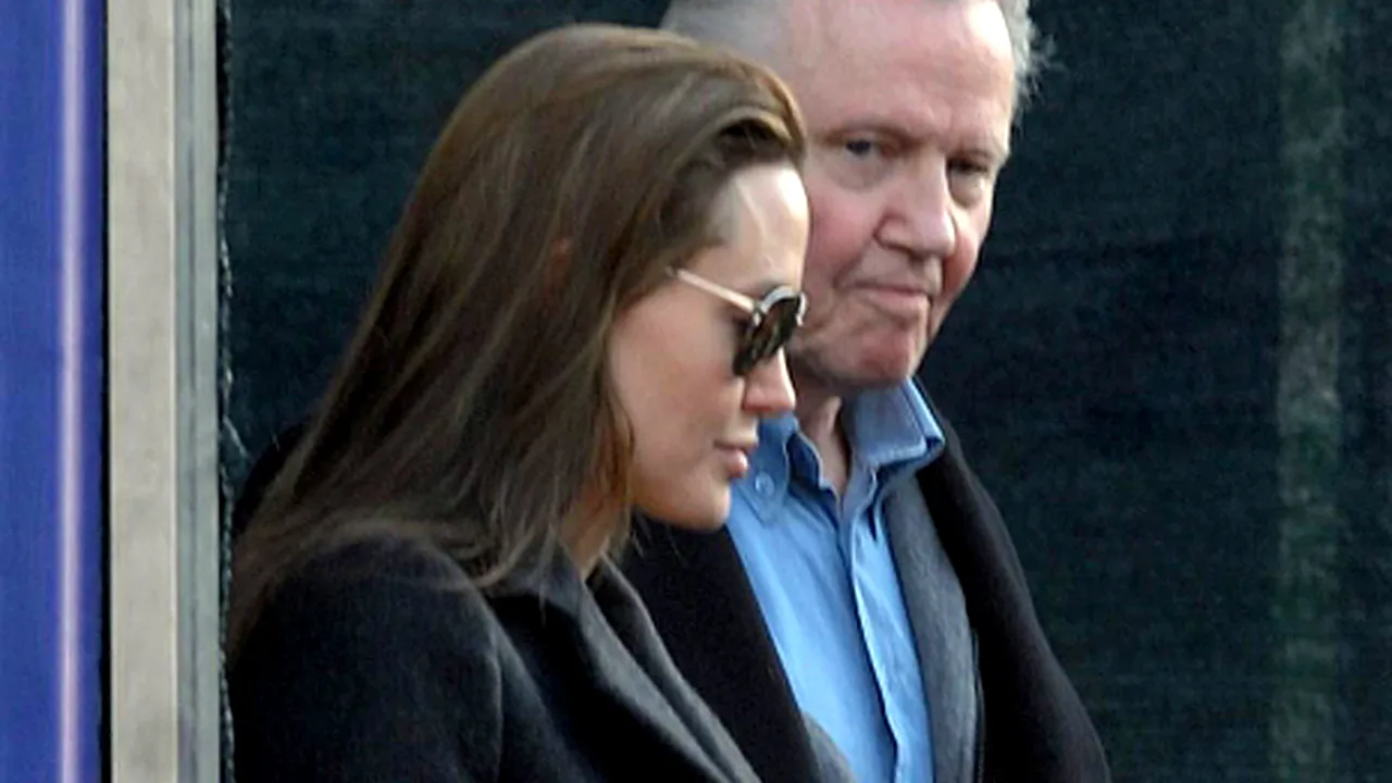 Angelina Jolie şi tatăl ei, actorul Jon Voight, fotografiaţi împreună