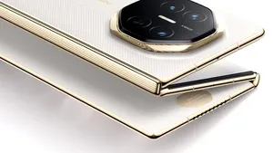 Huawei a lansat Mate XTs, al doilea telefon pliabil în trei din lume